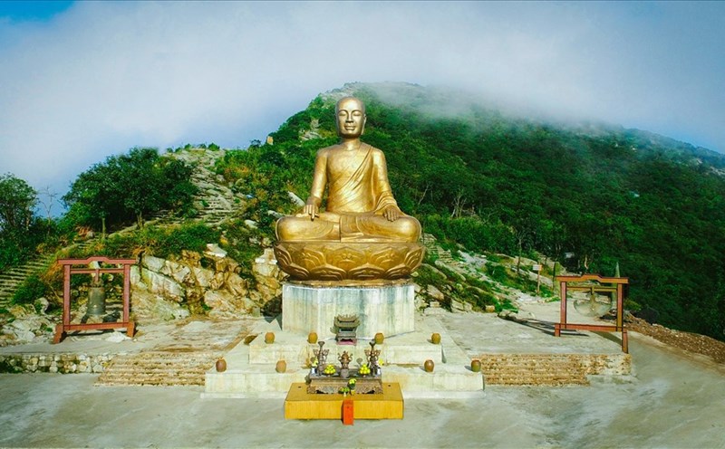 Tượng Điều ngự giác hoàng Trần Nhân Tông ở Yên Tử. Ảnh: T.Y