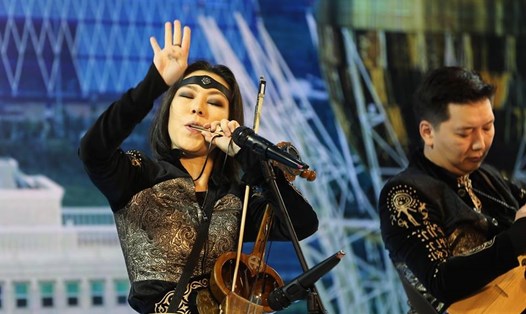 Ban nhạc dân gian Kazakhstan Arkaiym biểu diễn tại lễ khai mạc triển lãm ảnh sáng 5.12. Ảnh: Sơn Tùng. 
