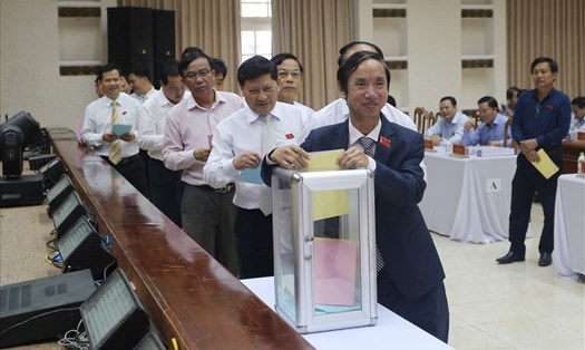 Các đại biểu HĐND tỉnh Quảng Nam tiến hành bỏ phiếu tín nhiệm. Ảnh: Đ.V