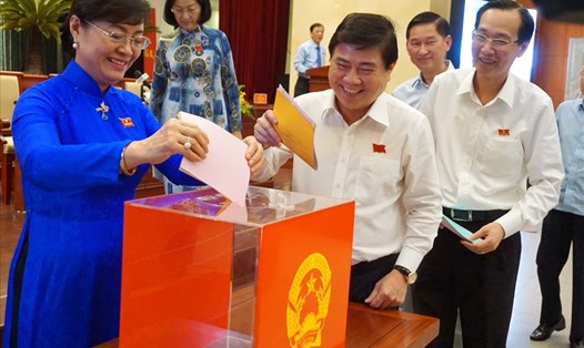 Chủ tịch HĐND TPHCM Nguyễn Thị Quyết Tâm và Chủ tịch UBND TPHCM Nguyễn Thành Phong bỏ phiếu tín nhiệm.  Ảnh: M.Q