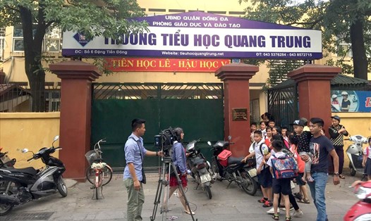 Các cơ quan báo chí, truyền hình đến Trường Tiểu học Quang Trung để phản ánh về vụ việc.