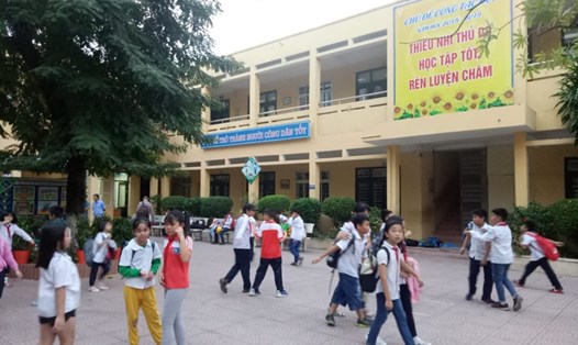Học sinh và phụ huynh của Trường Tiểu học Quang Trung (quận Đống Đa, Hà Nội) đều khá bất ngờ về thông tin giáo viên của trường phạt học sinh bằng cách cho bạn tát.