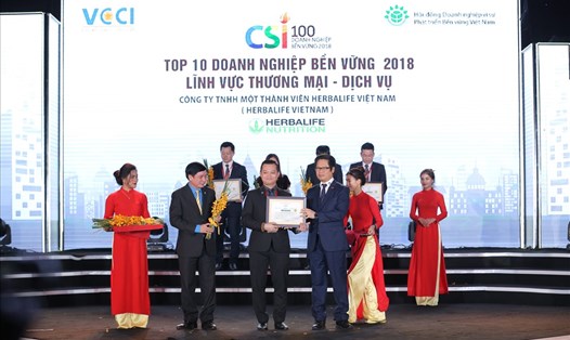 Ông Phạm Tường Huy - Tổng Giám đốc Herbalife Việt Nam nhận giải thưởng Top 10 Doanh nghiệp bền vững 2018 lĩnh vực thương mại - dịch vụ.