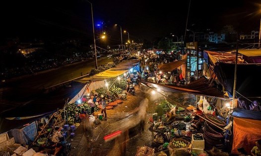 Chợ Long Biên về đêm