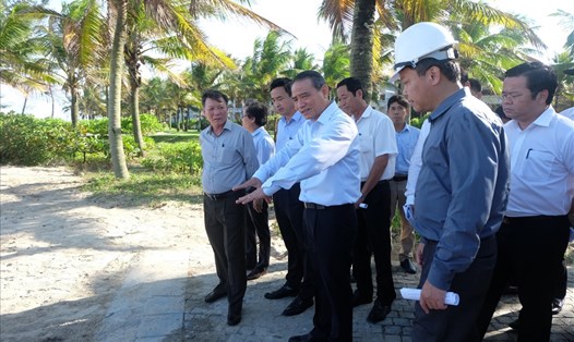 Ông Trương Quang Nghĩa - Bí thư Thành ủy Đà Nẵng đã đi kiểm tra các công trình lối đi bộ xuống biển. Ảnh: Hoàng Vinh