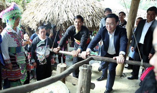 Phó Thủ tướng Vương Đình Huệ -Trưởng Ban chỉ đạo các Chương trình mục tiêu quốc gia Xây dựng NTM tham gia trải nghiệm xay gạo ở chợ người Mông.
