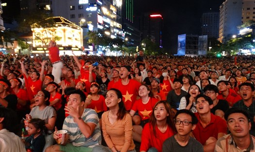 Người dân đổ xô ra phố đi bộ Nguyễn Huệ (quận 1, TP.HCM) để theo dõi và cổ vũ trận bán kết lượt đi AFF Cup 2018 giữa Việt Nam – Philippines qua 5 màn hình LED “khủng”