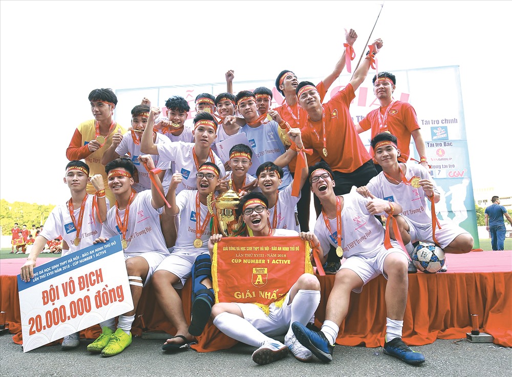 Các cầu thủ THPT Trương Định vui mừng với chiếc Cup Number 1 Active.