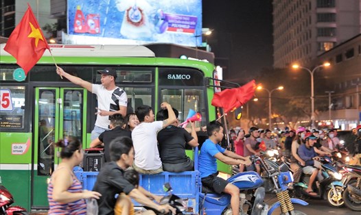 Việc sử dụng xe gác máy chở theo nhiều người đi cổ vũ sẽ bị CSGT xử phạt và rất mong sự đòng thuận, hỗ trợ từ người dân nhằm đảm bảo an toàn. Ảnh: Trường Sơn
