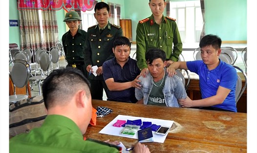 Đối tượng người Lào buôn bán ma túy bị Công an Hương Sơn bắt giữ. Ảnh: Minh Lý