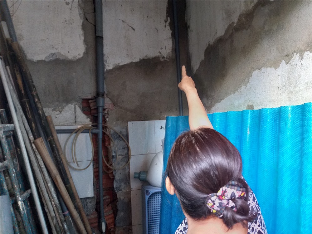 Nhà dân bị nứt toác, phải vá chằng chịt nhưng cũng dám ở vì sợ sụp lúc nào không hay