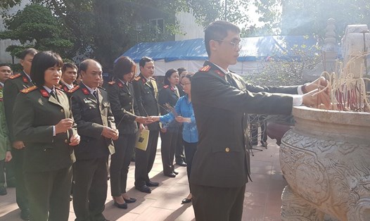 Các đồng chí, cán bộ Công đoàn CAND dâng hương tại đền thờ lãnh tụ Nguyễn Đức Cảnh.