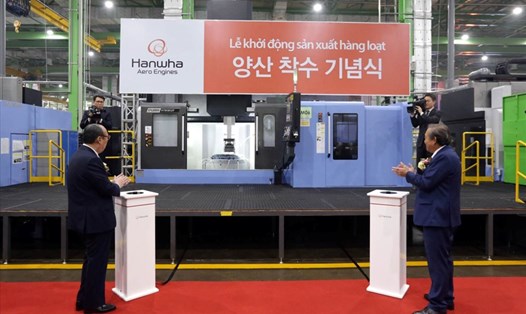 Phó Thủ tướng Thường trực Chính phủ Trương Hòa Bình và Chủ tịch Tập đoàn Hanwha -  Kim Seung tại lễ khánh thành Nhà máy.