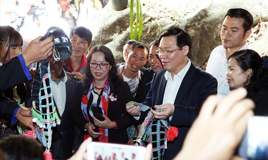 Phó Thủ tướng Vương Đình Huệ thăm khu chợ bán sản vật địa phương ở bản du lịch Sin Suối Hồ, Lai Châu. Ảnh: Thành Chung