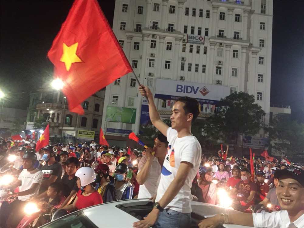 Cổ động viên ăn mừng sau chiến thắng của đội nhà. Ảnh: PĐ.