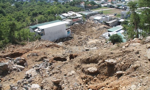 Hiện trường vụ sạt vỡ hồ chứa nước tại dự án Khu dân cư cao cấp Hoàng Phú, phường Vĩnh Hòa, Nha Trang (Khánh Hòa) khiến 4 người chết, 10 ngôi nhà bị vùi lấp. Ảnh: PV
