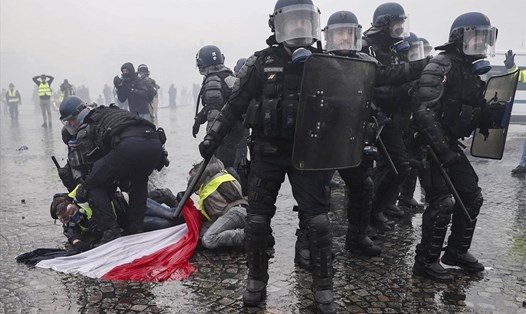 Pháp điều 90.000 cảnh sát trấn áp biểu tình. Ảnh: EPA