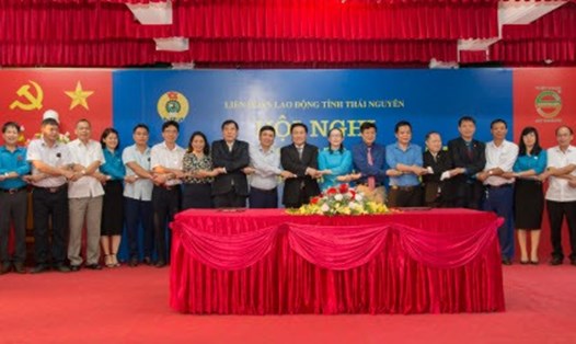 Các CĐCS trong Khối thi đua công đoàn cơ sở trực thuộc LĐLĐ tỉnh Thái Nguyên kí kết giao ước thi đua năm 2019.