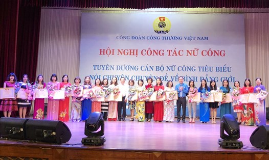 Chủ tịch Trần Quang Huy và Phó Chủ tịch Quách Văn Ngọc trao tặng Bằng khen và tặng hoa chúc mừng các cán bộ nữ công tiêu biểu. Ảnh: T.Linh