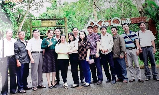 Đảng viên Chi bộ Tổ chức cán bộ Sở GDĐT tỉnh Đồng Tháp chụp ảnh lưu niệm tại Khu Căn cứ Xẻo Quýt. Ảnh: Phan Khuyên