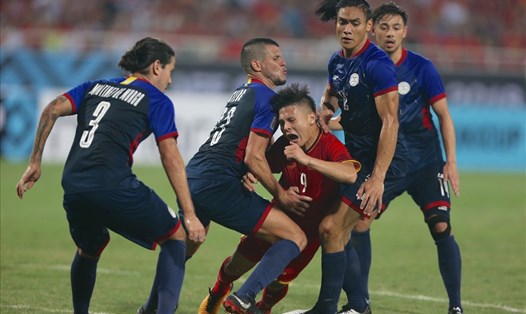 Quang Hải bị kèm chặt với 4 cầu thủ Philippines. Ảnh: H.A 