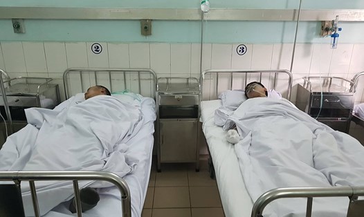 2 trong số 12 nạn nhân đang được cấp cứu tại Bệnh viện Việt Tiệp. Ảnh: PV.
