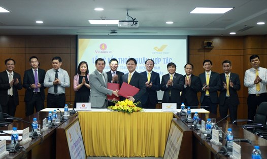 Lãnh đạo Tập đoàn Vingroup và Tổng Công ty Bưu điện Việt Nam cùng lãnh đạo của VinFast Service, VinMart tại lễ ký kết.