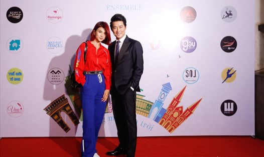 Kim Tuyến và Khôi Trần thân thiết tại buổi khai mạc.