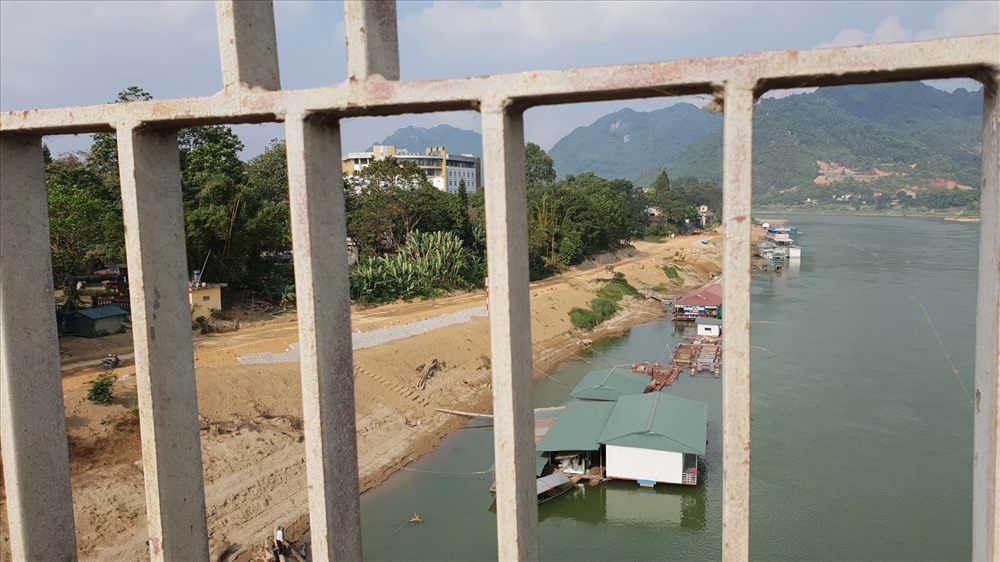 Con đường ven sông Lô trị giá hơn 400 tỉ đồng nhìn qua chấn song cầu Nông Tiến. Ảnh: ĐQM.