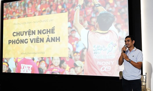 Phóng viên ảnh thể thao Nguyễn Độc Lập chia sẻ việc chớp lại các khoảnh khắc tại những trận đấu của đội tuyển Việt Nam tại AFF Cup 2018 (ảnh: H.P).