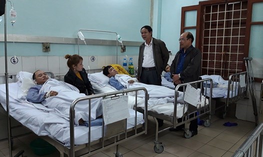 Ông Hoàng Đình Long và ông Nguyễn Quốc Khánh đại diện LĐLĐ thành phố đến thăm hỏi, hỗ trợ các bệnh nhân đang điều trị tại Bệnh viện Việt Tiệp. Ảnh: PV.