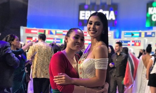 Hoa hậu 18 tuổi ôm chặt mẹ sau khi đêm thi kết thúc. 