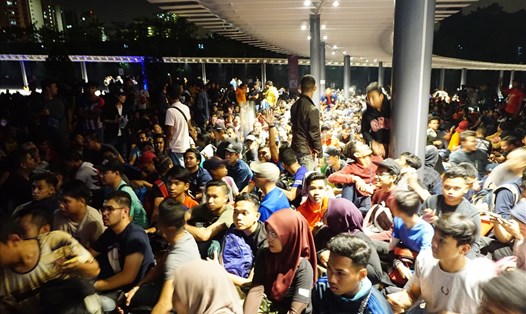Hàng vạn CĐV đã phải xếp hàng suốt đêm để có thể sở hữu tấm vé xem trận chung kết trên sân Bukit Jalil. Ảnh: Đình Viên