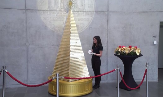 "Cây thông Noel" bằng đồng vàng có giá 2.6 triệu USD. Ảnh: Reuters