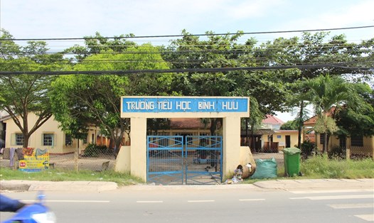 Trường TH Bình Hữu nằm trên tuyến đường chính ở trung tâm huyện Đức Hòa.