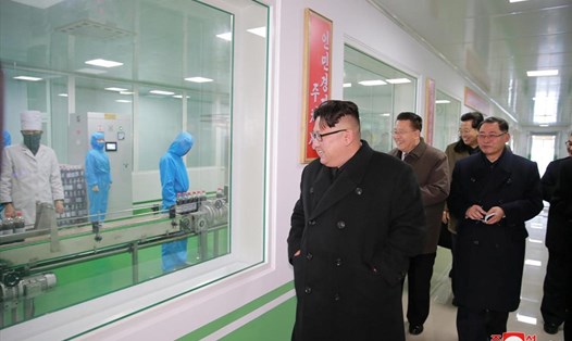 Nhà lãnh đạo Kim Jong-un thăm nhà máy dược phẩm ở Bình Nhưỡng. Ảnh: KCNA
