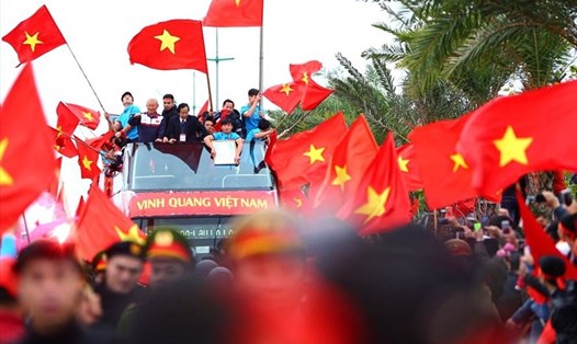 U23 Việt Nam trở về trong vòng vây của người hâm mộ. (Ảnh: Sơn Tùng)