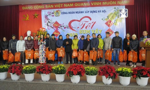 Các đoàn viên, NLĐ có hoàn cảnh khó khăn được nhận quà hỗ trợ của CĐ ngành Xây dựng Hà Nội tại Tết Sum vầy 2018 do CĐ ngành Xây dựng Hà Nội tổ chức. Ảnh: Xuân Trường