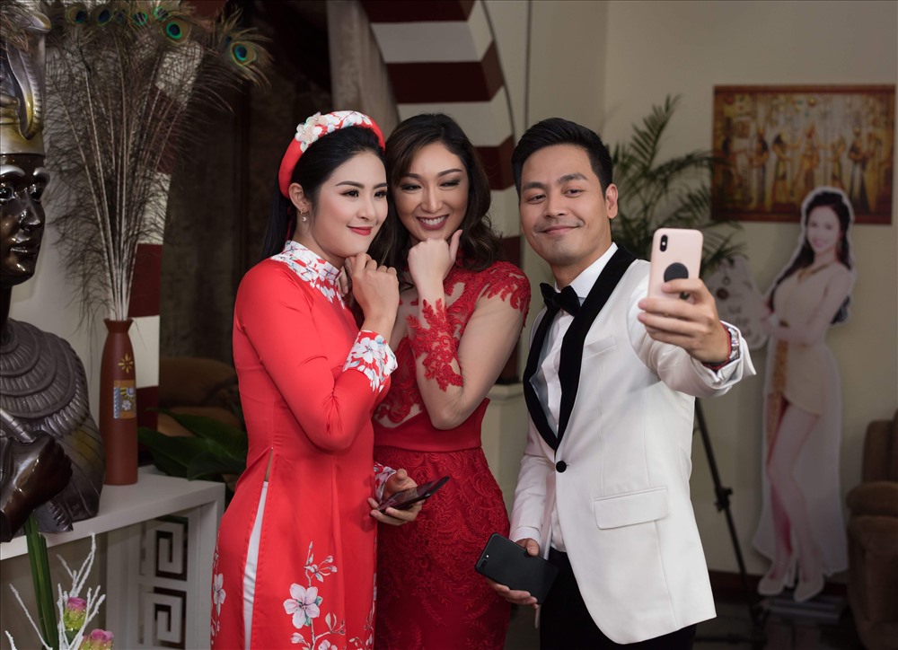 Ngọc Hân, Phan Anh chụp cùng HH Trái đất 2017. Ảnh: T.L