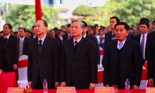 Đại biểu thực hiện nghi lễ chào cờ tại Lễ khánh thành nhà tưởng niệm đồng chí Nguyễn Đức Cảnh. Ảnh: Sơn Tùng