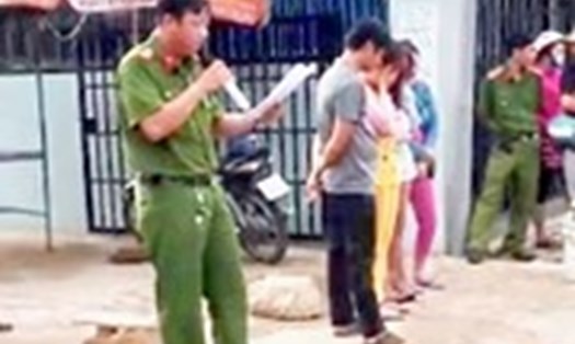 Côn an Thị trấn Dương Đông công khai danh tính người mua, bán dâm. 