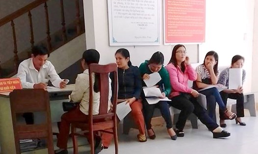 Các giáo viên vất vả làm thủ tục khởi kiện Trưởng phòng giáo dục huyện Tây Hòa, Phú Yên. 