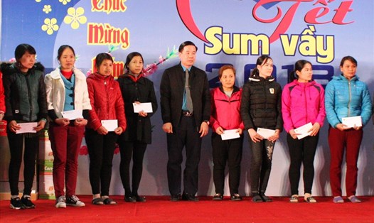 Đồng chí Dương Đức Khanh, Chủ tịch LĐLĐ tỉnh Ninh Bình trao quà cho công nhân tại Cty MCNEX Vina. Ảnh: NT