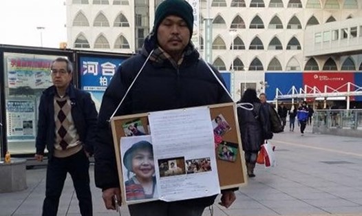 Cha của bé Nhật Linh, anh Lê Anh Hào, xin chữ ký tại ga Kashiwa, Chiba, Nhật Bản. Ảnh: Facebook/ Nguyễn Thị Nguyên.