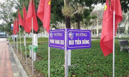 Nơi giao nhau giữa hai con đường được đặt tên theo HLV trưởng và Thủ môn số 1 của U23 Việt Nam. Ảnh: Nguyễn Văn Thắng.