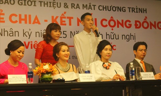 Bệnh nhân Quang và Sen (đứng sau) có khuôn mặt dễ nhìn, tự tin chia sẻ cảm nhận sau khi phẫu thuật thẩm mỹ từ chương trình "Y tế sẻ chia- Kết nối cộng đồng".