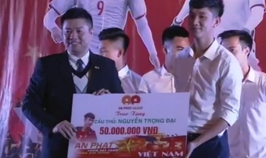 Các cầu thủ U23 quê hương Hải Dương nhận quà từ các doanh nghiệp. Ảnh THD