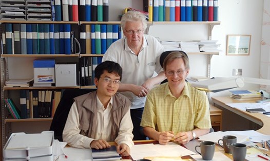PGS Phạm Hoàng Hiệp (trái) cùng các GS toán học hàng đầu thế giới. Ảnh: CAND