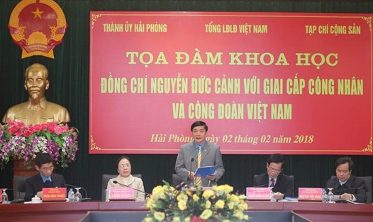 Đồng chí Bùi Văn Cường - Ủy viên Trung ương Đảng, Chủ tịch Tổng Liên đoàn Lao Động Việt Nam phát biểu đề dẫn tại cuộc tọa đàm. Ảnh: Trần Vương