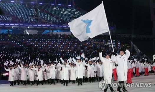Vận động viên Hàn Quốc và Triều Tiên cùng đi chung dưới lá cờ thống nhất. Ảnh: Yonhap. 